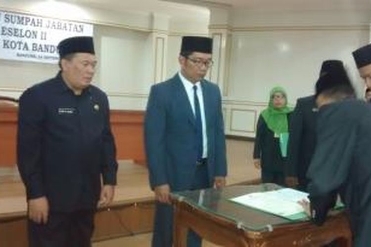 Wali Kota Bandung, Ridwan Kamil dan Wakil Wali Kota Bandung, Oded Danial, hari ini, Rabu (24/9/2014) melantik 4 orang Staf Ahli, 11 Kepala Dinas dan 2 Asisten Daerah baru.