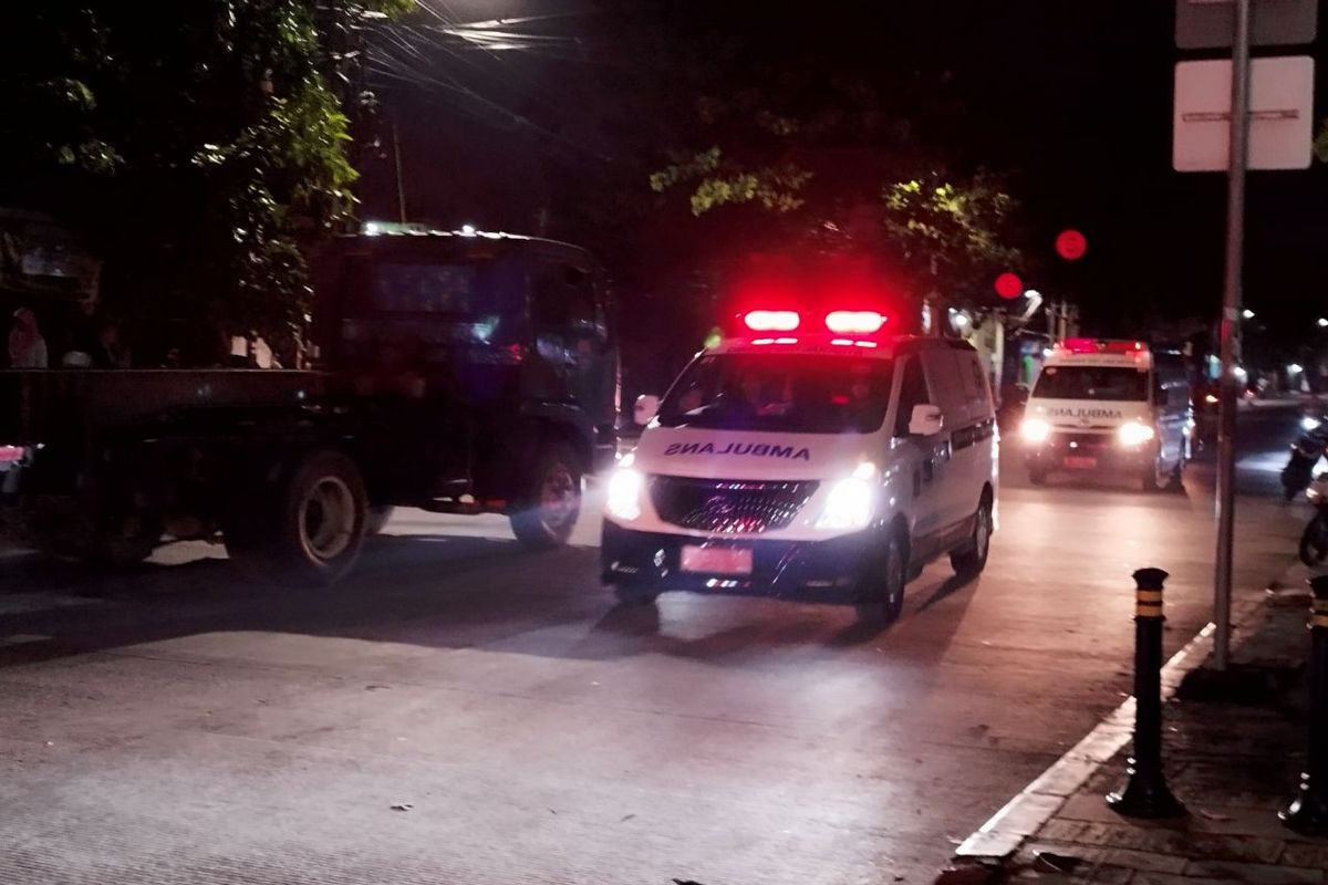 Ambulans silih berganti berdatangan melewati jalan Plumpang Semper, Jakarta Utara, pada Sabtu (4/3/2023). (KOMPAS.com/XENA OLIVIA)