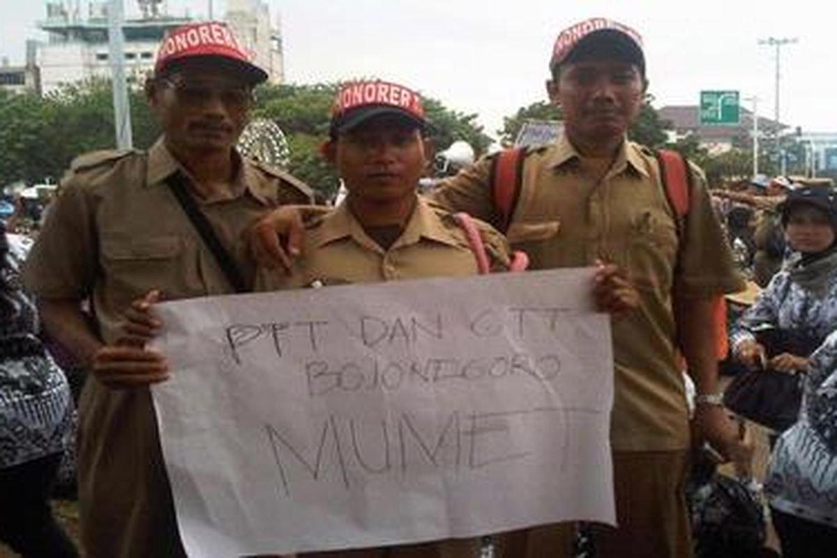 Ribuan guru honorer dari berbagai daerah berunjuk rasa di depan Istana Merdeka Jakarta untuk mendesak pemerintah agar mengangkat mereka menjadi CPNS, Senin (20/2/2012).