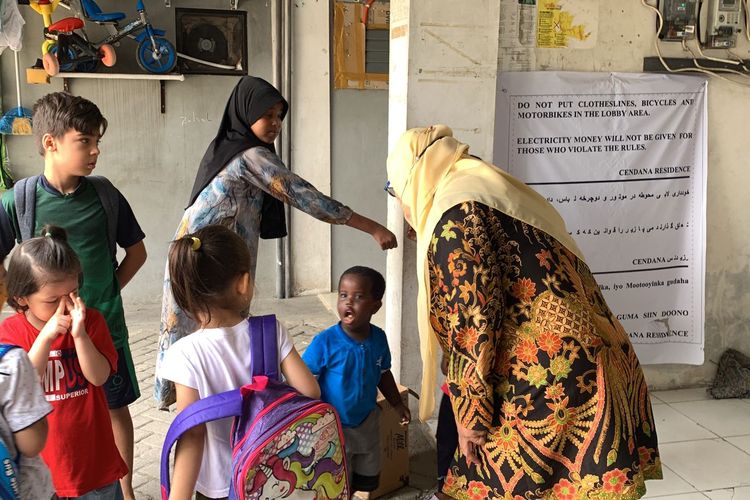 Komisioner KPAI Retno Listyarti saat berinteraksi dengan anak anak pengungsi luar negeri 