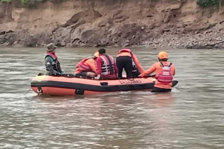 Tim Basarnas Pekanbaru melakukan pencarian pria yang tenggelam di Sungai Kampar, Desa Gunung Malelo, Kecamatan Koto Kampar Hulu, Kabupaten Kampar, Riau, Rabu (19/1/2022).