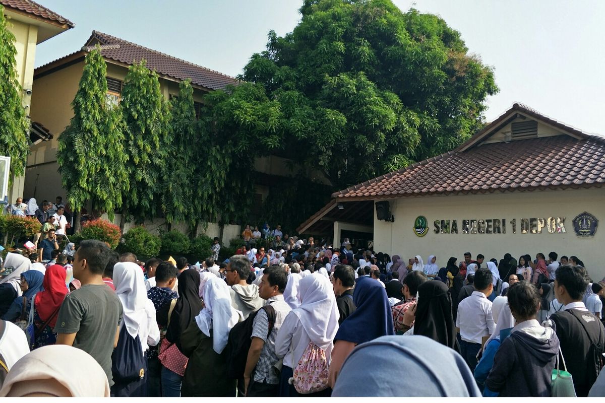 Suasana pendaftaran PPDB di SMAN 1 Depok, Jalan Nusantara, Depok, Jawa Barat, Senin (17/5/2019).