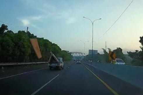 Barang Muatan Kayu Terbang di Jalan Tol, Mobil Lain Jadi Korban