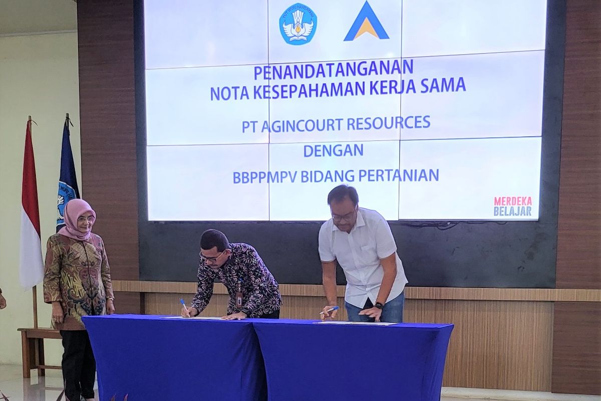 Chief Financial Officer PTAR Noviandri (kanan) bersama Kepala BBPPMPV Pertanian Yusuf (tengah) melakukan penandatanganan perjajian kerja sama dengan disaksikan Direktur Jenderal Pendidikan Vokasi Kemenristek Kiki Yuliati.