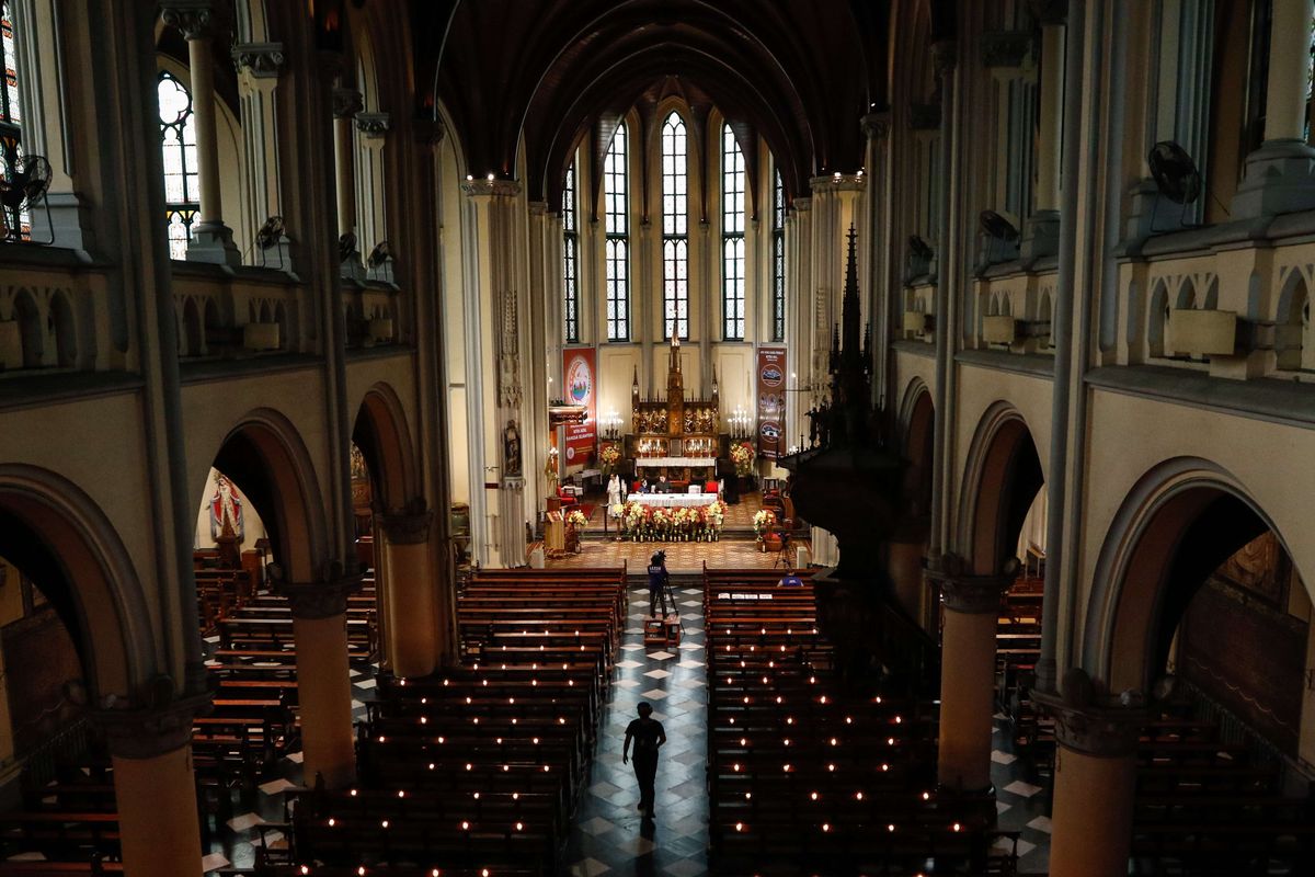 Lilin dinyalakan untuk misa pertama Malam Paskah yang dipimpin Uskup Ignatius Kardinal Suharyo Hardjoatmodjo. di Gereja Katedral Jakarta, Sabtu (11/4/2020). Untuk memutus penyebaran wabah Covid-19, Umat Katolik menjalani pekan Tri Hari Suci secara daring melalui siaran televisi maupun streaming