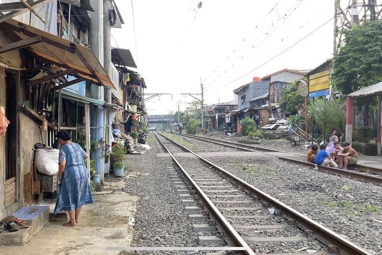 Hidup di Tengah Bahaya, Apa Penyebab Warga Tetap Tinggal di Pinggir Rel Pejompongan?
