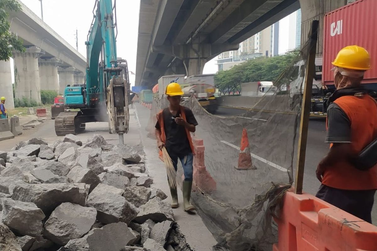 pengerjaan jalan di Tol Jakarta-Cikampek