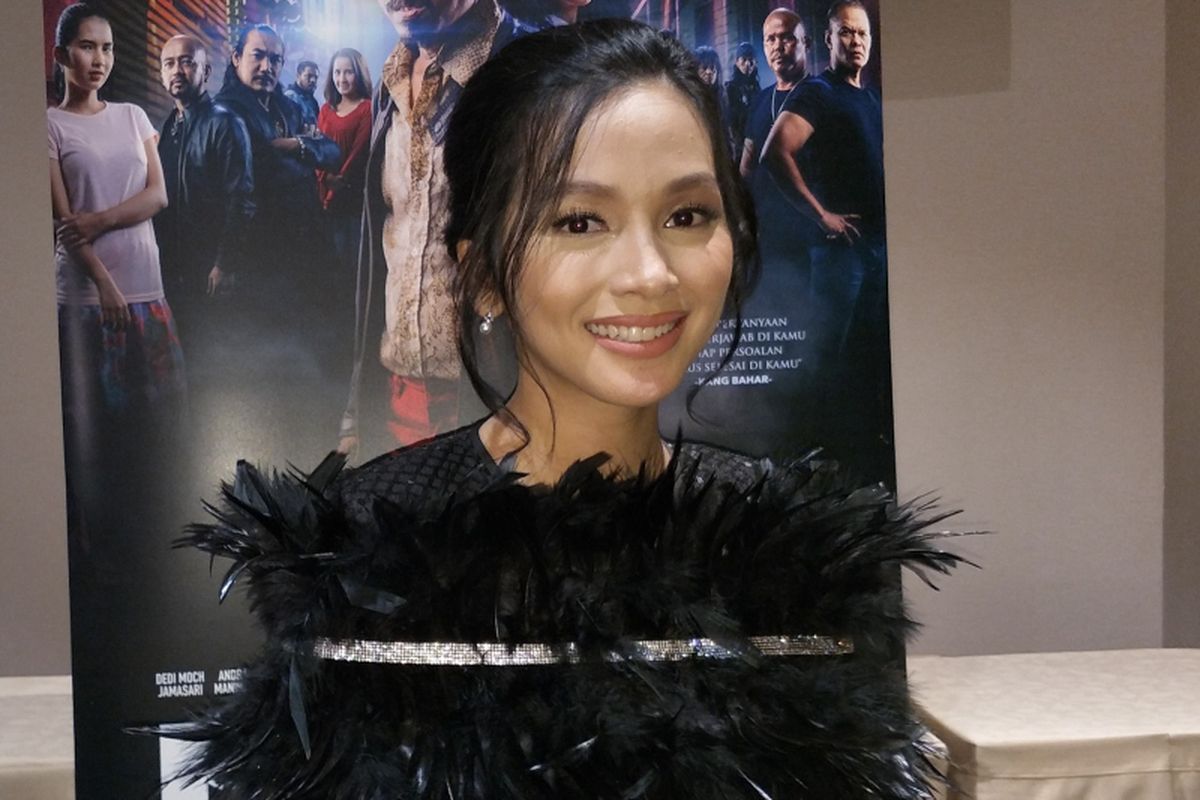 Artis peran Tya Arifin dalam gala premiere film Preman Pensiun di XXI Epicentrum, Jakarta Selatan, Kamis (10/1/2019).