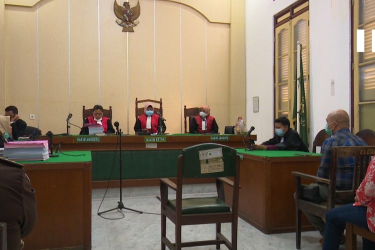 Seorang pendeta sekaligus kepala sekolah di Medan, Sumatera Utara divonis 10 tahun penjara oleh majelis hakim Pengadilan Negeri Medan karena mencabuli enam siswinya.
