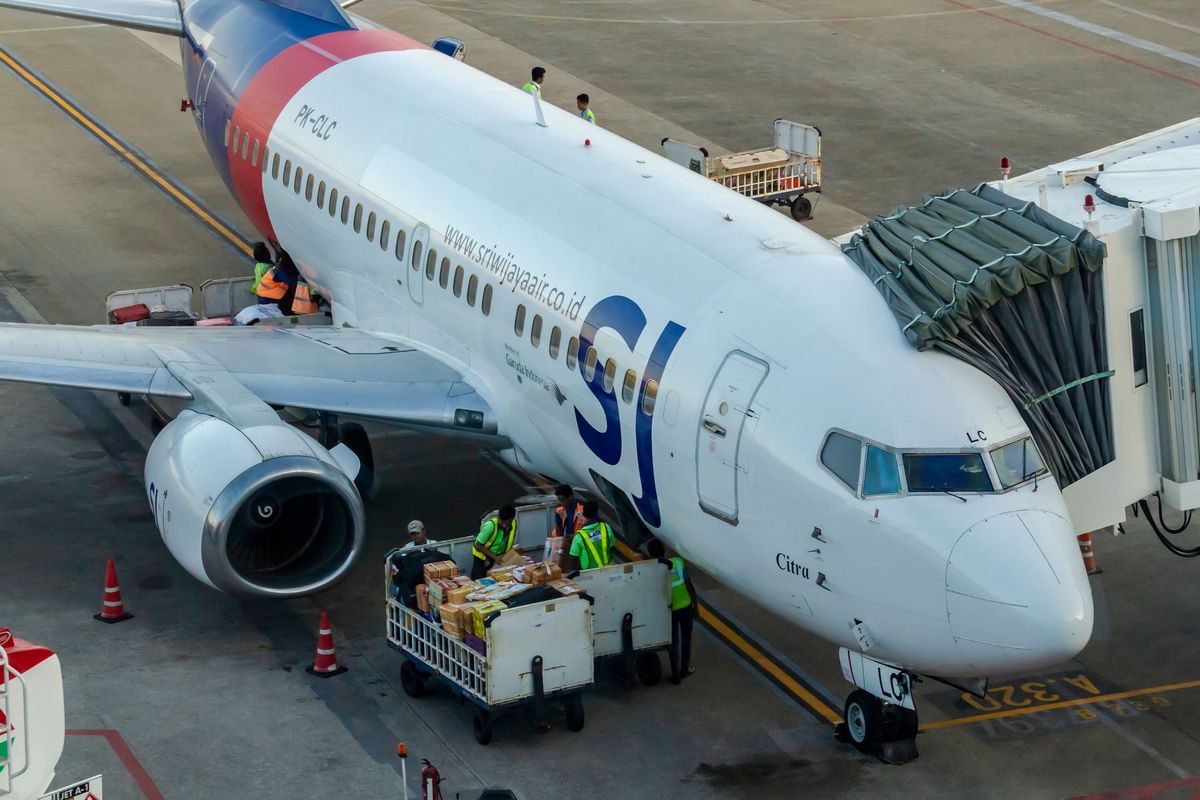 Pesawat Boeing 737-500 milik Sriwijaya Air di Bandara Sepinggan, Balikpapan, Juni 2019.