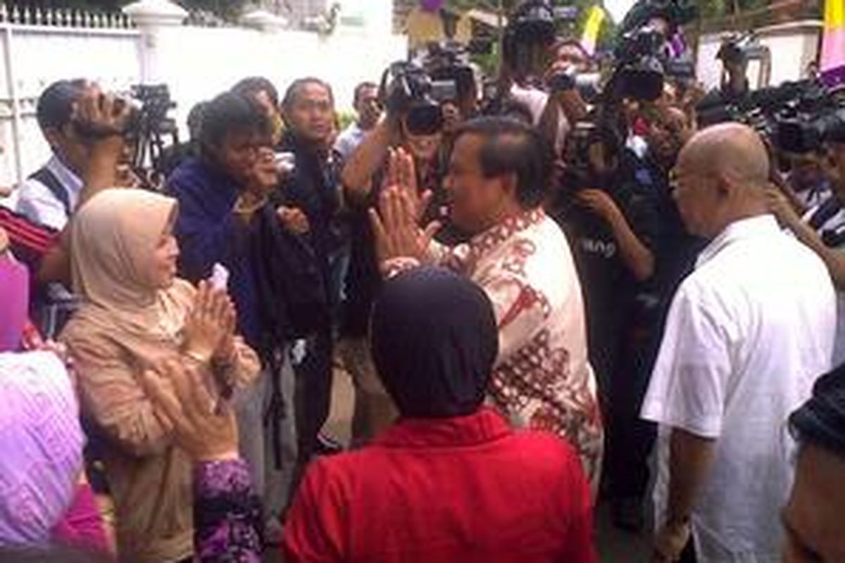 Ketua Dewan Pembina Partai Gerindra, Prabowo Subianto, diserbu ibu-ibu di kawasan TPS 045 Kemang, Jakarta Selatan