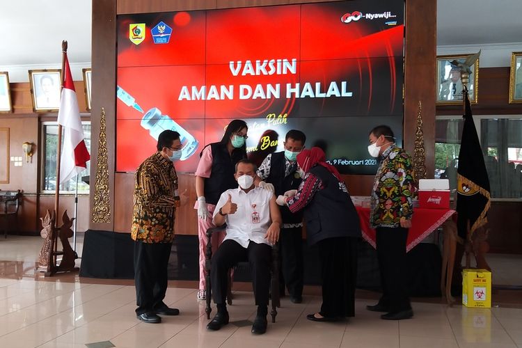 Bupati Wonogiri, Joko Sutopo menjalani vaksinasi covid-19 kedua di Pendopo Kabupaten Wonogiri, Selasa (9/2/2021). Usai divaksin kedua Jekek sapaan akrab Joko Sutopo merasa tambah sehat dan kuat.