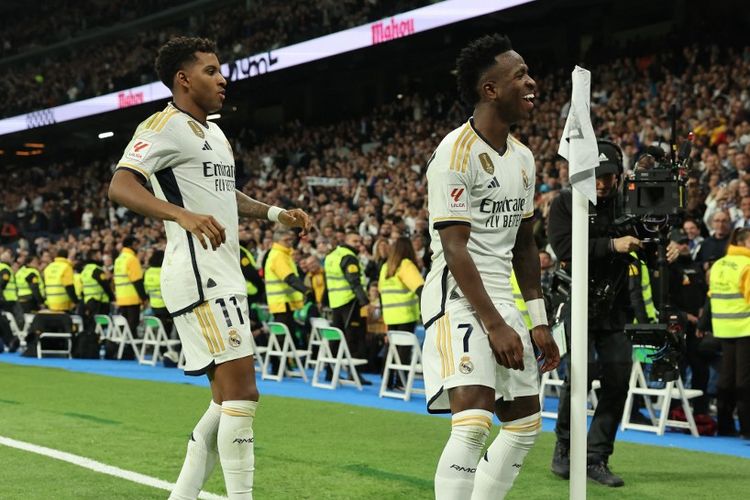 Rodrygo dan Vinicius Junior melakukan selebrasi dalam pertandingan Real Madrid vs Valencia di Stadion Santiago Bernabeu pada pekan ke-13 Liga Spanyol 2023-2024, Minggu (12/11/2023) dini hari WIB. (Photo by Thomas COEX / AFP)