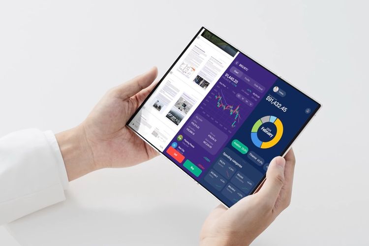 Tecno pamer ponsel lipat tiga Phantom Ultimate 2. Ponsel ini masih berupa ponsel konsep. 