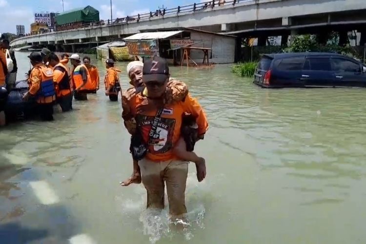 Evakuasi para korban di posko pengungsian jembatan Tanggulangin, Kecamatan Karanganyar, Kabupaten Demak, Jumat (9/2/2024). (KOMPAS.COM/NUR ZAIDI).