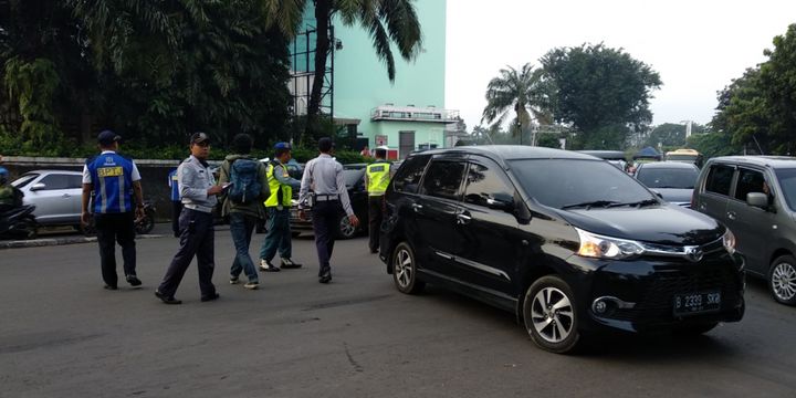 Suasana gerbang tol Cibubur saat pelaksanaan uji coba ganjil genap hari pertama, Senin (16/4/2018)