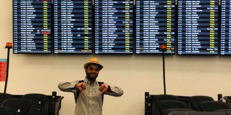 Khaled berfoto di depan papan pengumuman boarding pesawat saat tiba di bandara Istanbul, Turki