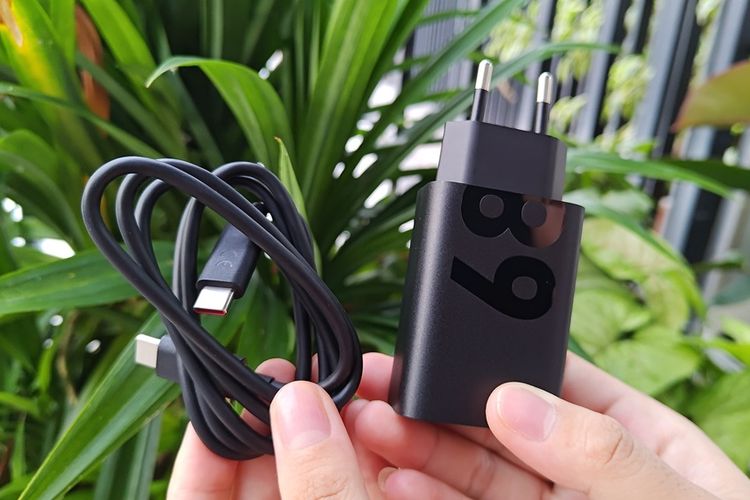 Adapter charger dan kabel USB bawaan Motorola Edge 60 Fusion
