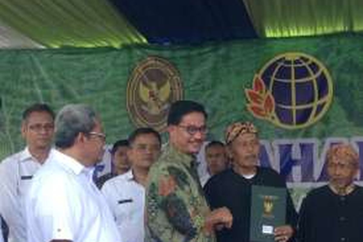 Menteri Agraria dan Tata Ruang/Kepala Badan Pertanahan Nasional (ATR/BPN) Ferry Mursyidan Baldan menyerahkan sertifikat hak milik ke warga Badega, Garut, Jawa Barat, Rabu (13/4/2016).