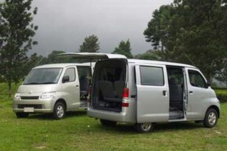 Pintu belakang, tidak lagi membuka ke samping, tetapi ke atas.