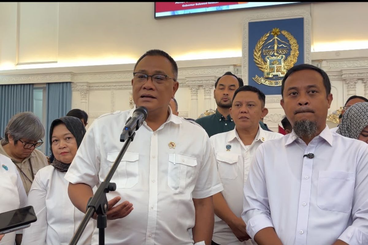 Menteri lingkungan hidup, Mohammad Jumhur Hidayat di Makassar, Rabu (5/8/2026)