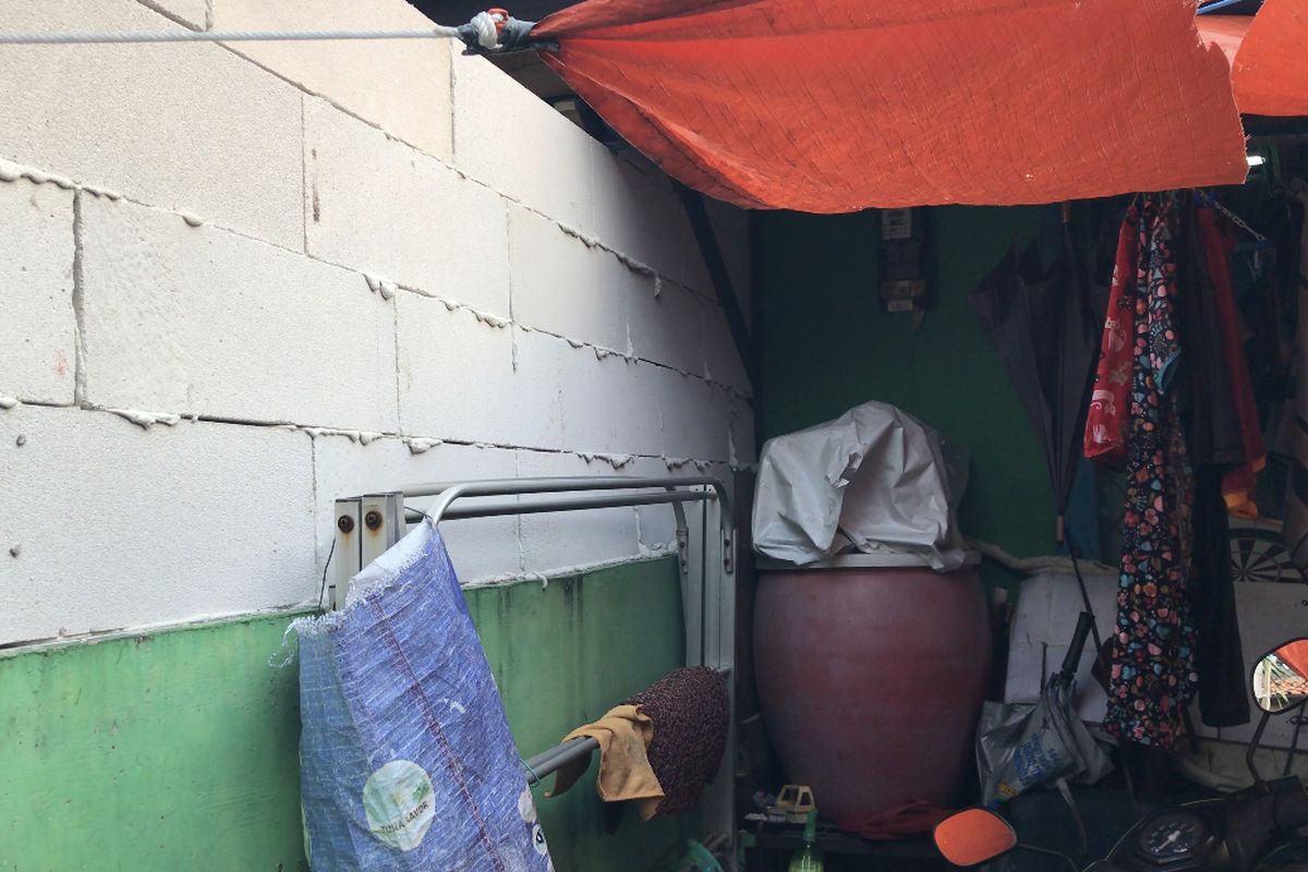 Tembok rumah kontrakan Marlina Ronita (48) kini Jalan M. Jani Gang Abdul Mutholib RT 06 RW 03 Petukangan Utara, Pesanggrahan, Jakarta Selatan ditutup tetangganya setelah peristiwa penyerangan gara-gara tuduhan kucing peliharaannya Buang Air Besar (BAB) di rumah tetangganya pada Rabu (17/3/2021).