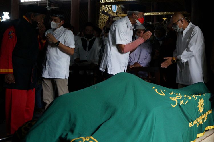 Gubernur Jawa Tengah Ganjar Pranowo (kedua kanan) memberi salam kepada keluarga saat prosesi penyemayaman Alm. BuyaAhmad Syafii Maarif di Masjid Gede Kauman, Yogyakarta, Jumat (27/5/2022). Ketua Pimpinan Pusat Muhammadiyah Tahun 1998-2005, BuyaAhmad Syafii Maariftutup usia pada Jumat (27/5/2022) pukul 10.15 WIB di RS PKU Muhammadiyah Gamping, Sleman, Daerah Istimewa Yogyakarta (DIY) karena sakit.