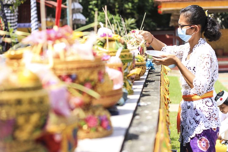 Umat Hindu melaksanakan perayaan Hari Raya Galungan yang berlangsung di Pura Agung Sriwijaya, Palembang, Sumatera Selatan, Rabu (14/4/2021).