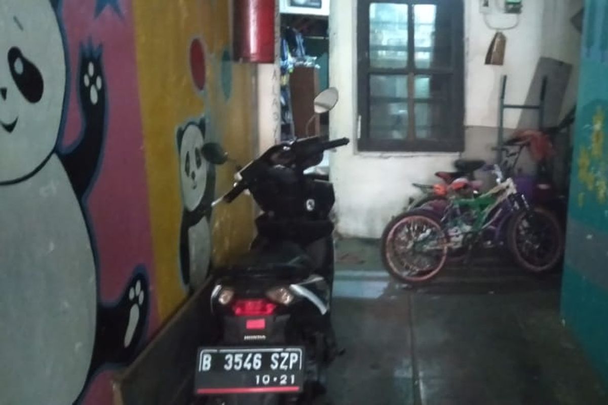 Kediaman Edi Hartono (41) di kawasan Tebet, Jakarta Selatan. Edi yang merupakan penjual sepatu keliling ini kaget bukan main saat disebutkan polisi dirinya punya tiga mobil mewah. Ada orang yang diduga mencatut namanya.