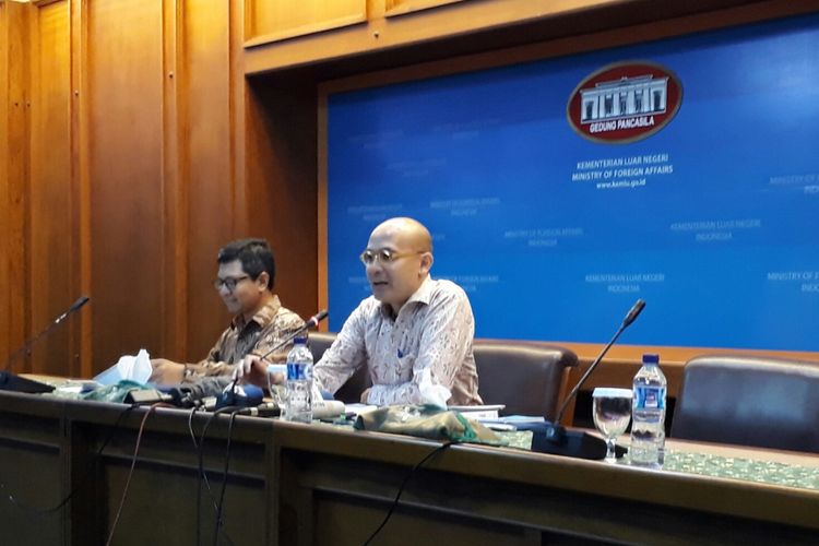 Juru bicara Kementerian Luar Negeri Arrmanatha Nasir (kanan foto) di kantor Kemenlu RI, di Jalan Pejambon, Jakarta Pusat. Kamis (20/7/2017)