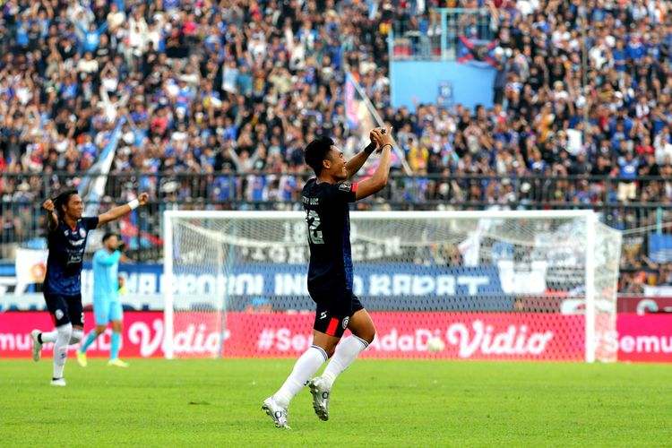 Pemain Arema FC, Rizky Dwi Febrianto, melakukan selebrasi usai menjebol gawang PSIS Semarang dalam laga leg kedua semifinal Piala Presiden 2022 di Stadion Kanjuruhan, Kabupaten Malang, Senin (11/7/2022).