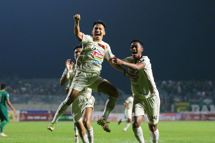 Pemain Persija Jakarta Witan Sulaeman (tengah) merayakan gol ke gawang Persebaya Surabaya dalam laga lanjutan Liga 1 2022-2023. Laga Persebaya vs Persija berlangsung di Stadion Gelora Joko Samudro Gresik, Jawa Timur, pada Rabu (5/4/2023) malam WIB.