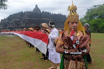 Bendera Merah Putih Sepanjang 1000 Meter Dibentangkan di Candi Borobudur