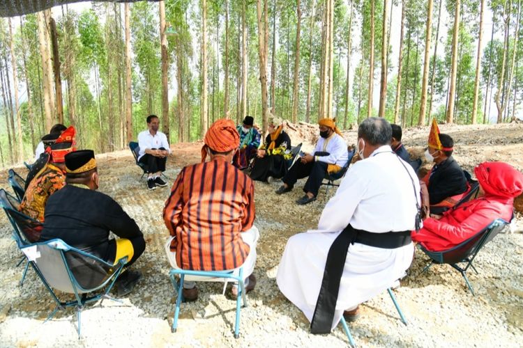 Para tokoh adat dan tokoh agama saat bertemu Presiden Joko Widodo di lokasi IKN, Penajam Paser Utara, Kalimantan Timur, Senin (14/3/2022).
