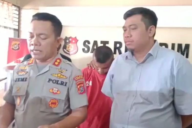 Kapolres Kendari AKBP Jemi Junaidi dan Ebong pakai baju tahanan (kaos merah) di belakang saat rilis pers penangkapan anggota TNI Gadungan. (KOMPAS.com/ KIKIANDIPATI)