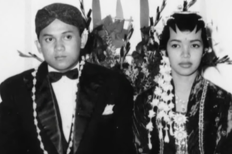 Foto pernikahan Habibie-Ainun dengan adat Jawa