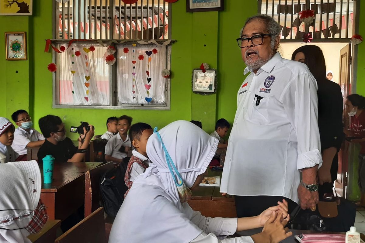 Ketua Komnas PA Arist Merdeka Sirait saat meninjau kegiatan belajar mengajar ditengah polemik relokasi SDN Pondok Cina 1, Selasa (13/12/2022).