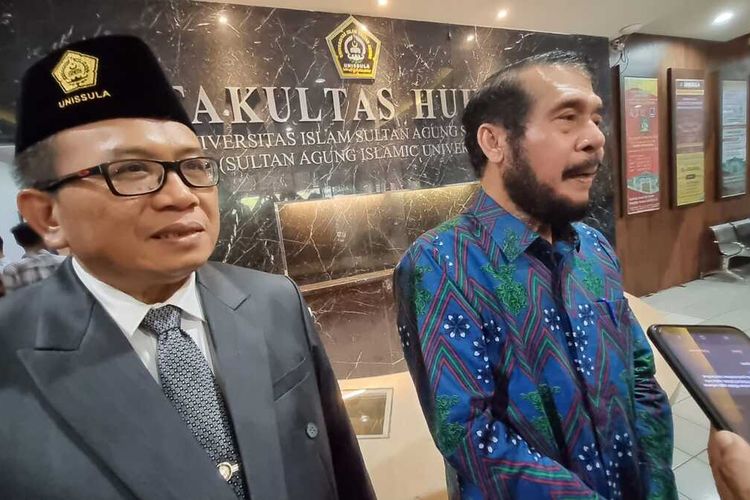 Ketua Mahkamah Konstitusi (MK) RI Anwar Usman ditemui awak media di Unissula Semarang, Jumat (17/2/2023).