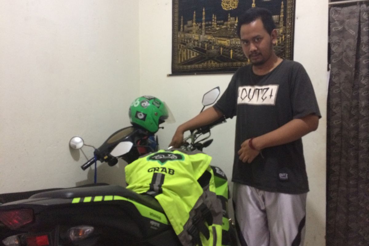 Pengemudi Grabbike yang jadi korban tabrak lari sopir angkot, Ichtiyarul Jamil (21), pose di sebelah sepeda motornya saat berada di rumah, Pakujaya, Tangerang Selatan, Rabu (17/5/2017). Jamil sempat koma dua pekan dan dirawat sebulan lebih usai ditabrak pada Maret 2017 lalu.