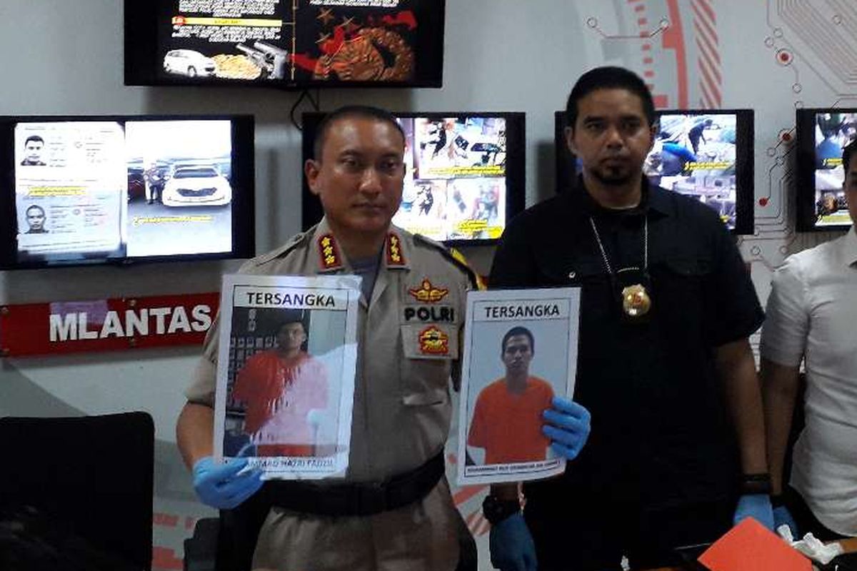 Kapolresta Tangerang Kombes Pol Sabilul Alif, Kamis (11/7/2019), saat memperlihatkan foto dua dua tersangka perampok sebuah toko emas Balaraja.