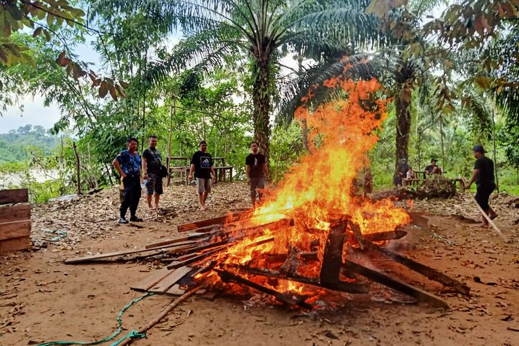 Pembakaran gelanggang judi sabung ayam di perbatasan RI Malaysia di kecamatan Lumbis, Nunukan, Kaltara oleh aparat gabungan TNI Polri dan unsur inteligen