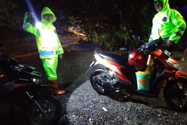Pohon tumbang karena hujan yang deras di Kabupaten Ngawi menewaskan dua pemotor dan membuat luka 3 lainnya. Hujan deras membuat penglihatan terhalang sehingga membuat pemotor menabrak pohon yang tumbang.