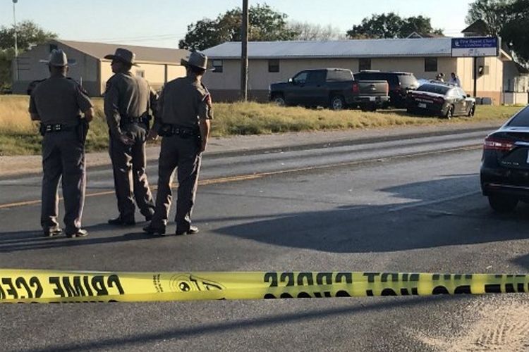 Polisi berjaga di sekitar Gereja First Baptist, Texas. Seorang pria menembaki jemaat saat melaksanakan ibadah Minggu, dan menewaskan 26 orang
