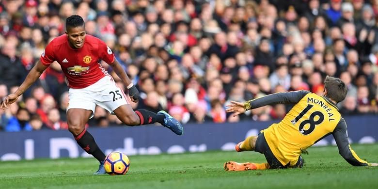 Bek Manchester United, Antonio Valencia (kiri), mengecoh bek Arsenal, Nacho Monreal, dalam laga Premier League di Old Trafford, pada 19 November 2016. 