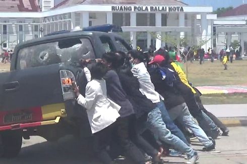 Demo Mahasiswa Tolak UU KPK Ricuh, Motor Polisi Dibakar, Mobil Patroli Dirusak
