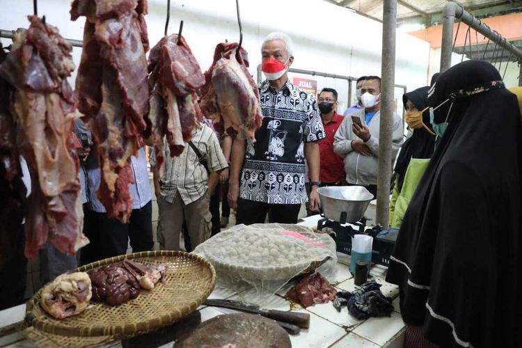 Gubernur Jawa Tengah Ganjar Pranowo melakukan sidak di Pasar Wage Purwokerto, Kabupaten Banyumas, Jawa Tengah, Jumat (22/4/2022).