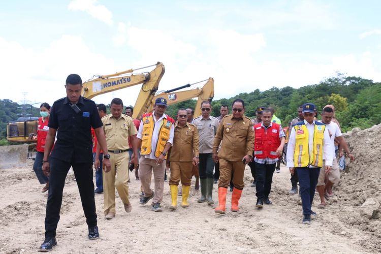 Wakil Gubernur NTT Josef Nae Soi, saat meninjau lokasi longsor di Kecamatan Takari, Kabupaten Kupang