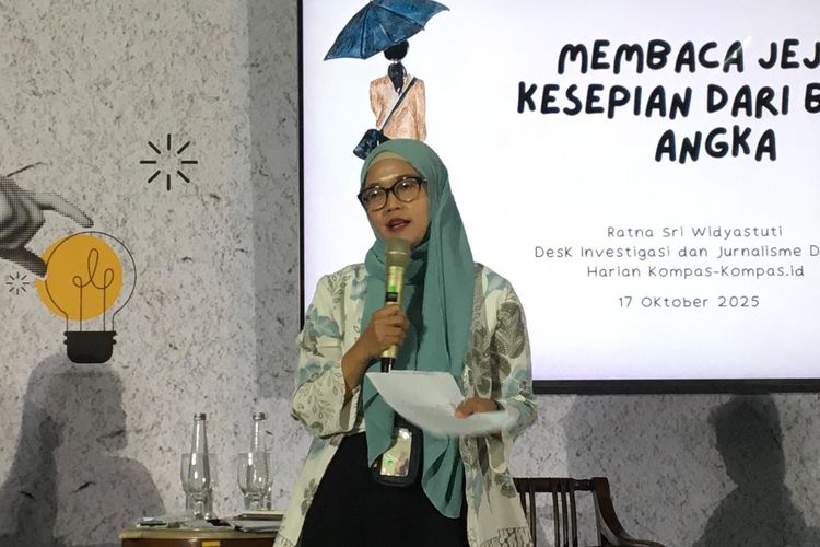 Ratna Sri Widyastuti, Wartawan desk investigasi dan jurnalisme data Harian Kompas, dalam acar Festival Kata 2025, di Jakarta, Jumat (17/10/2025). 