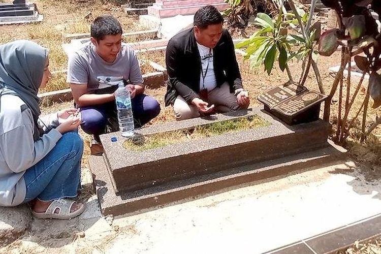 Youries didampingi istri dan pengacara saat ziarah ke makam sang ibu, Tuti dan adiknya, Amalia pada Rabu (18/10/2023).