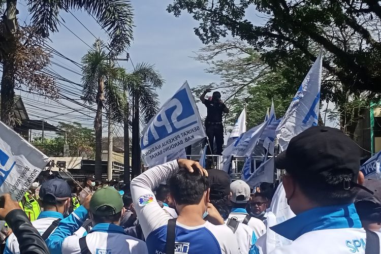 Ratusan Buruh yang tergabung dalam Serikat Pekerja Nasional (SPN) menggelar aksi di depan Pengadilan Negeri Bale Bandung pada Kamis (14/7/2022). Aksi tersebut terkait beberapa perusahaan yang menuntut buruh dengan nominal Rp 5 Miliar